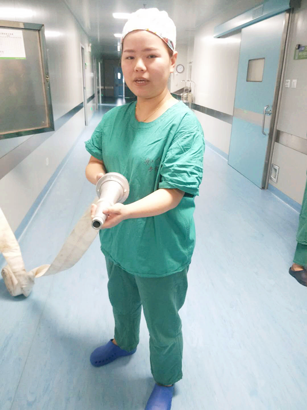 7.力量担当，打开消防栓，拿出水枪.png